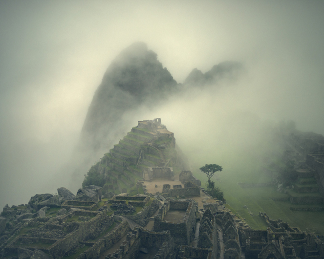 Machu Picchu: 2013.  Juan Manuel Castro Prieto.     60cm x 73cm.Tintas de pigmentos minerales sobre papel 100% algodón