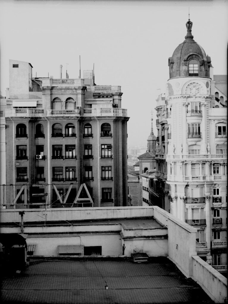 Florian Bolk. Tejado Galerías Preciado Madrid 1990 Fotografía analógica, B/N, 48x56 cm. Blanco y negro copia única.