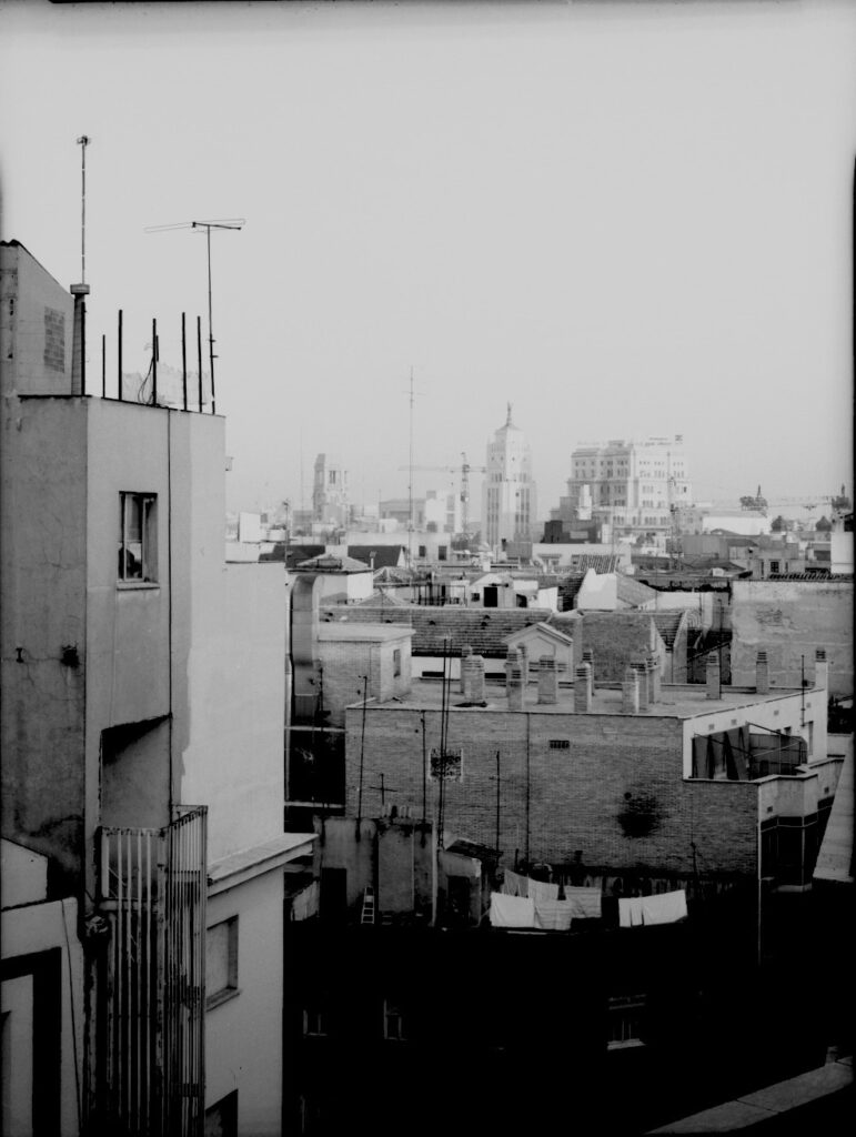 Florian Bolk. Tejado de Galerías Preciados Madrid 1990 Fotografía analógica, B/N, 48x56 cm. Blanco y negro copia única.