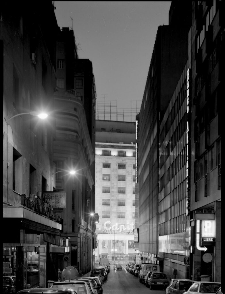 Florian Bolk. Capitol, calle Tudescos. Madrid 1990 Fotografía analógica, B/N, 48x56 cm. Blanco y negro copia única.