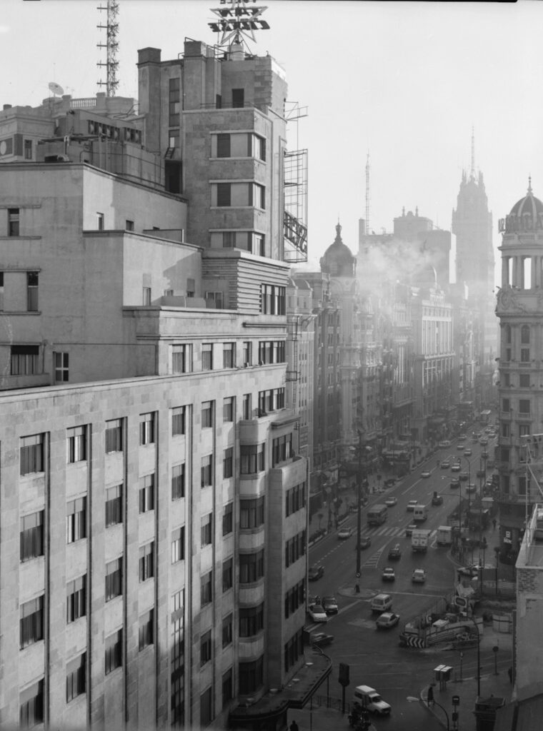 Florian Bolk. Callao, calle Jacometrezo. Madrid 1990 Fotografía analógica, B/N, 48x56 cm. Blanco y negro copia única.